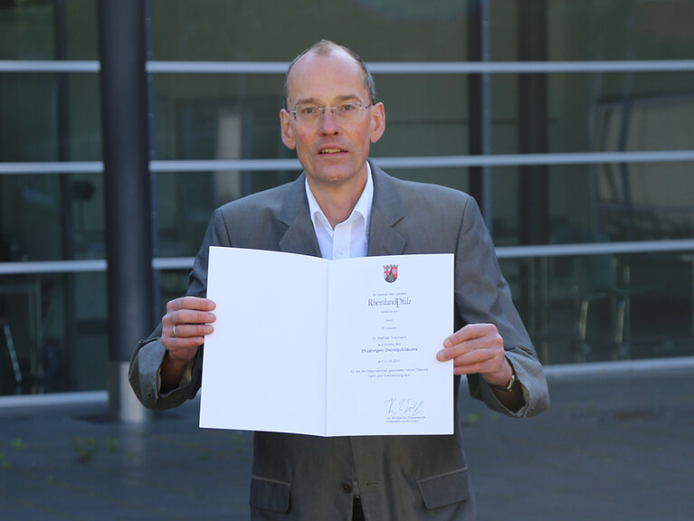 Prof.Dr. Mathias Graumann mit der Dankesurkunde des Landes Rheinland-Pfalz für das 25-jährige Dienstjubiläum