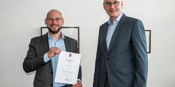 Präsident der Hochschule übergibt Ernennungsurkunde an neuen Professor