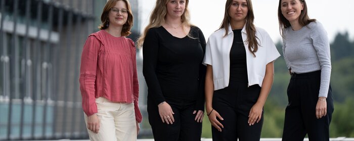 Vier Frauen auf dem Außengelände der Hochschule Koblenz