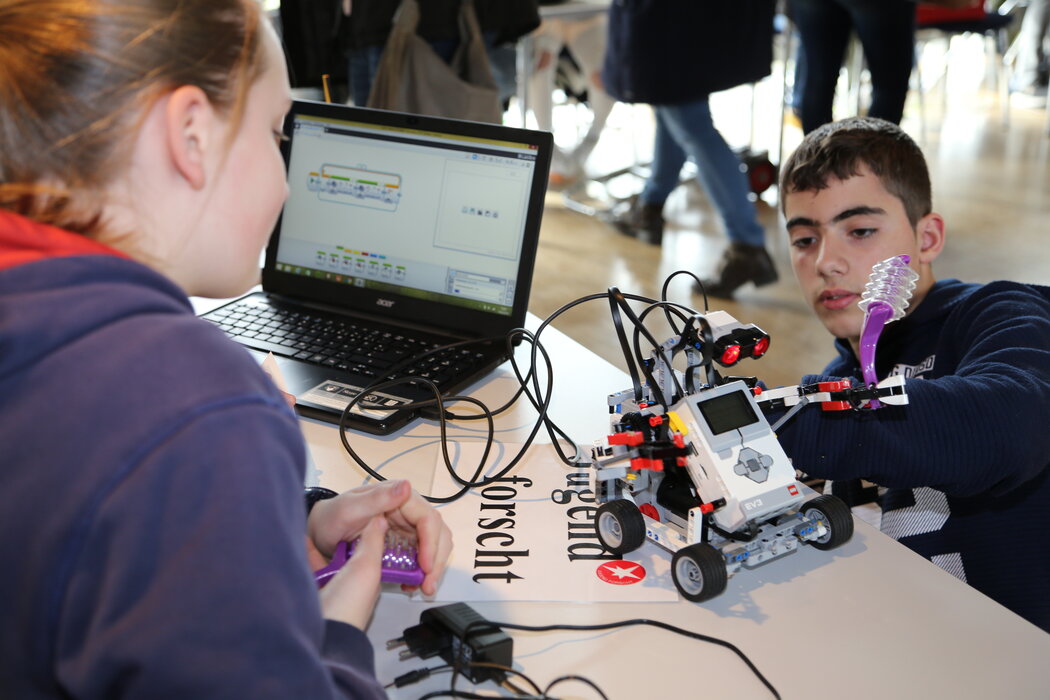 Jugendliche forschen an mobilen Roboter