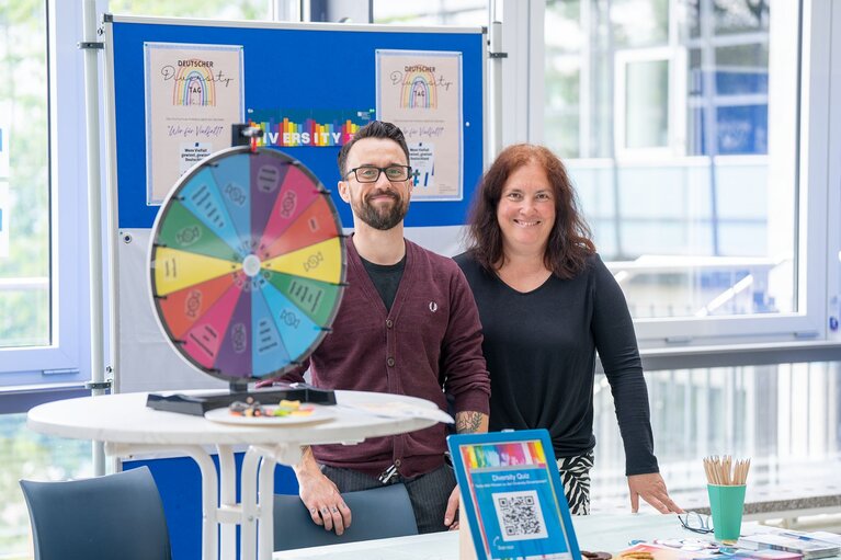 Ein Mann und eine Frau stehen am Projektstand.