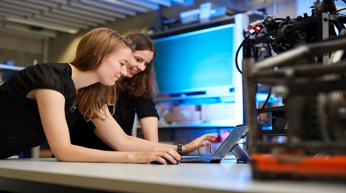 Studentinnen arbeiten am Laptop im Labor