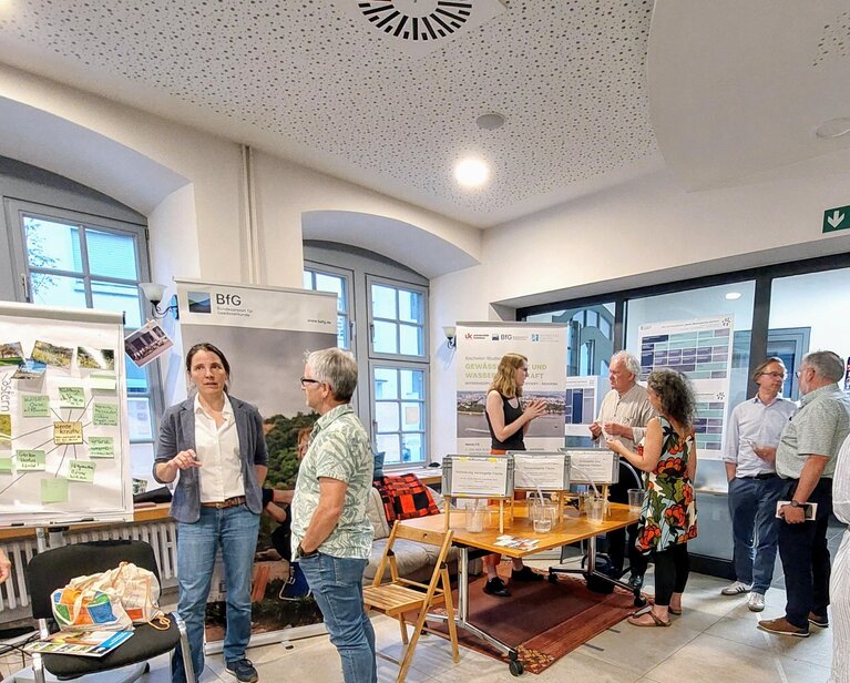 Interssierte Bürger*innen werden im Workshop beraten