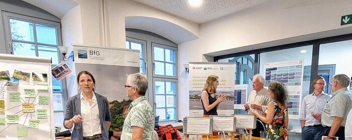 Interssierte Bürger*innen werden im Workshop beraten