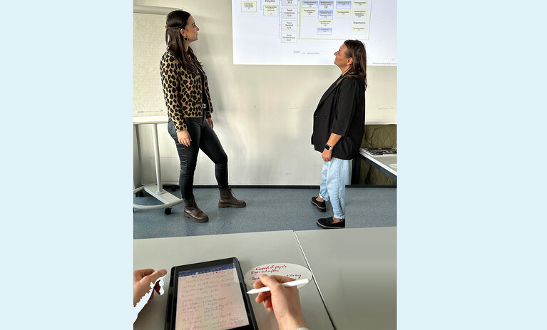  Die Studierenden machen sich Notizen