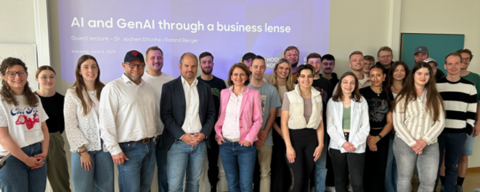 Gruppenfoto Studierende mit Gastreferent Jochen Ditsche und Prof. Dr. Julia Daecke