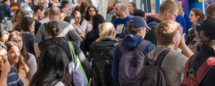 Studierende informieren sich an der Hochschule