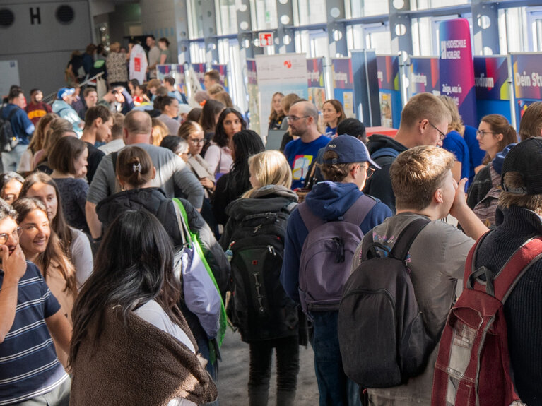 Studierende informieren sich an der Hochschule