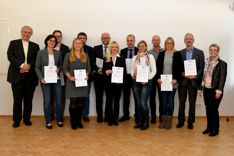  Preisträgerinnen und Preisträger mit  Prof. Dr. Kristian Bosselmann-Cyran, Präsident der Hochschule Koblenz,  sowie mit Prof. Dr. Daniela Braun, Vizepräsidentin für Lehre und  Diversity, im Senatssaal