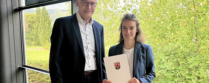 Ein Mann und eine Frau stehen zusammen.