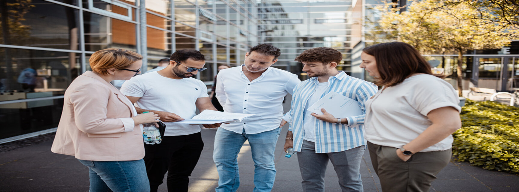 [Translate to English:] Dozent mit Studierenden am RheinAhrCampus (Foto: Dennis Penner)