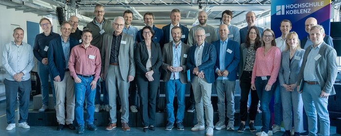 Gruppenbild der teilnehmenden Männer und Frauen beim Neuberufenenempfang in den Räumlichkeiten der Hochschule Koblenz