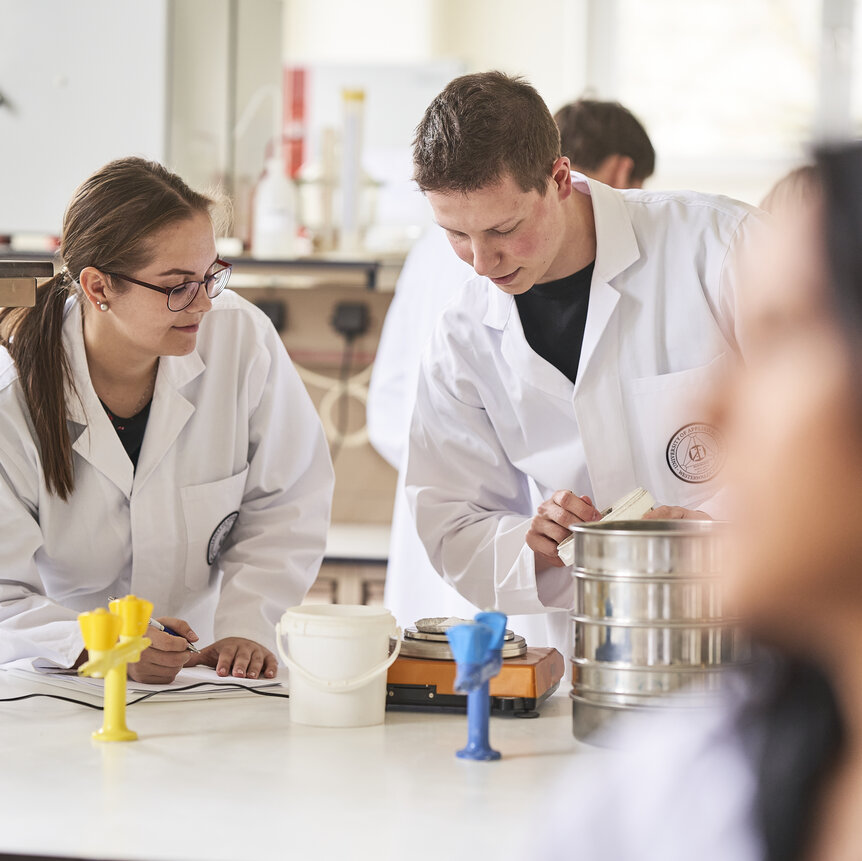 Studierende im Keramiklabor Studierende im Keramiklabor