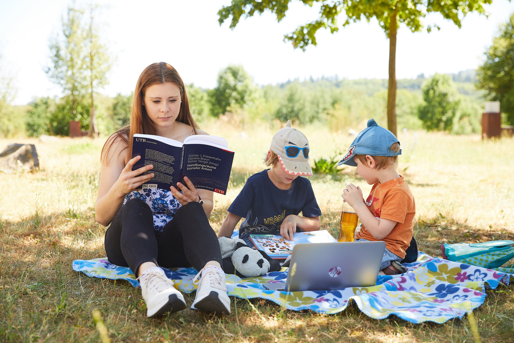 Studentin beim lernen mit Kindern