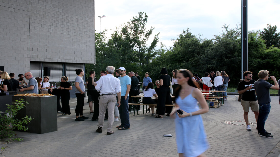 Viele Menschen auf dem Sommerfest