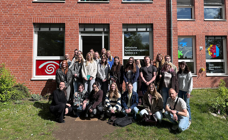 Studentinnen und Studenten der Sozialen Arbeit zu Besuch bei der Familienbildungsstätte Koblenz Quelle: HS Koblenz/Roos