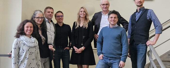 Auf dem Foto sind zu sehen Carina Brauns vom Projekt ProKOhoch2, Prof. Dr. Denise Welsch, Prof. Dr. Alexander Siebel, Prof. Dr. Andrej Gibelhaus, Prof. Dr. Alexandra Schüller, der Präsident der Hochschule Prof. Dr. Karl Stoffel, Prof. Dr. Yassen Assenov und Prof. Dr. Simon Bartolomey.