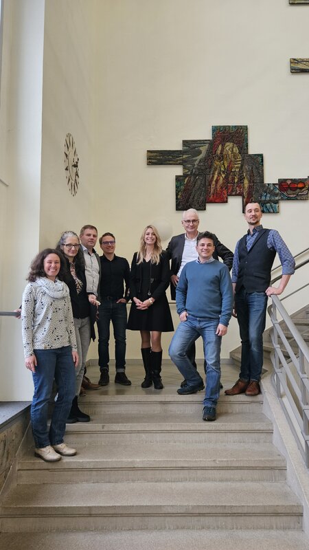 Auf dem Foto sind zu sehen Carina Brauns vom Projekt ProKOhoch2, Prof. Dr. Denise Welsch, Prof. Dr. Alexander Siebel, Prof. Dr. Andrej Gibelhaus, Prof. Dr. Alexandra Schüller, der Präsident der Hochschule Prof. Dr. Karl Stoffel, Prof. Dr. Yassen Assenov und Prof. Dr. Simon Bartolomey.