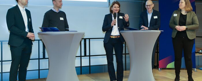 Preisträger auf der Bühne im Gespräch