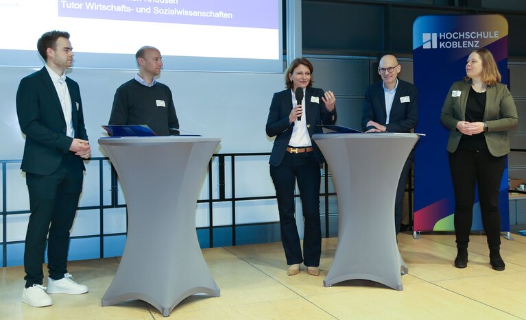 Preisträger auf der Bühne im Gespräch