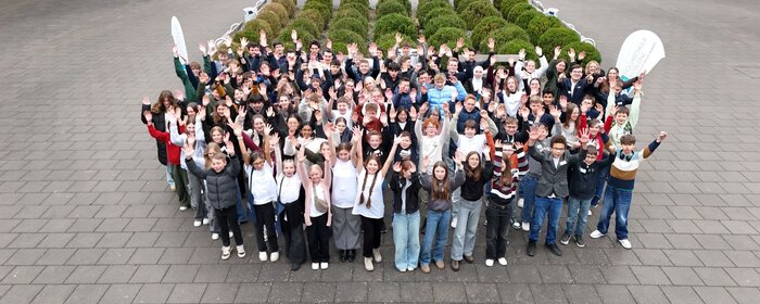 Gruppenbild der Teilnehmenden aus der Vogelperspektive