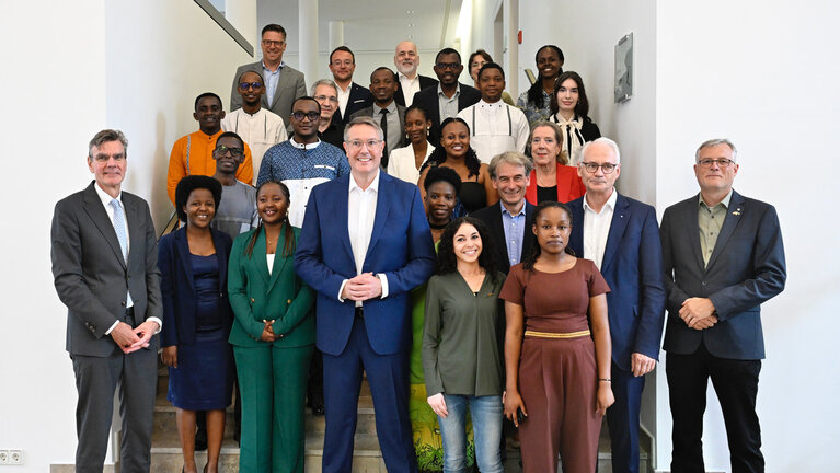 Gruppenbild von beteiligten Personen des Treffens auf einer Treppe.