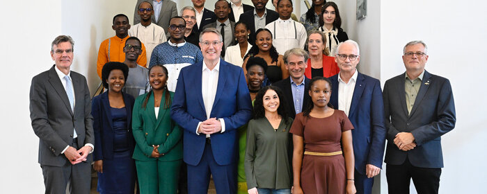 Gruppenbild von beteiligten Personen des Treffens auf einer Treppe.