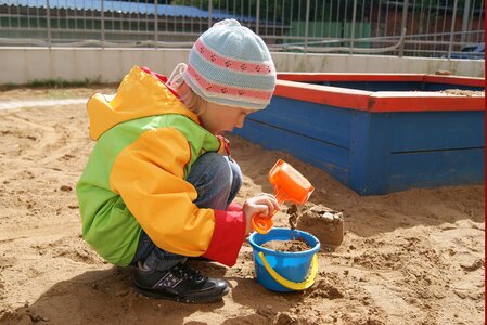 Ein Kind spielt im Sandkasten