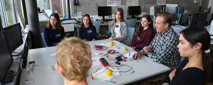 Schülerinnen und Schüler bauen ein EKG mit Prof. Bongartz