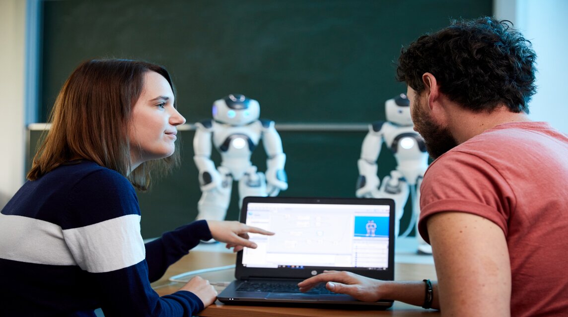 Studierende mit Nao Roboter