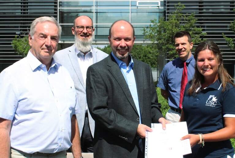 Patricia Müller mit (v.l.n.r.) Prof. Dr. Dietrich Holz, Dr. Laurent Borgmann, Prof. Dr. Michael Langenbahn und Jens Andreas Faulstich vom Bereich Sprachen/Internationales