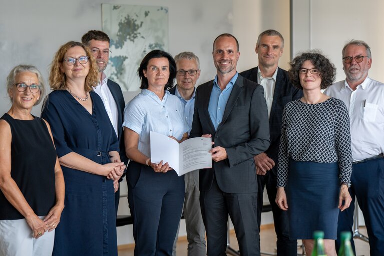 V.l.n.r.: Prof. Ulrike Kirchner (Geschäftsführerin Kompetenznetzwerk Wissenschaft für den Wiederaufbau, Hochschule Koblenz), Univ.-Prof Dr.-Ing. habil. Karina M. Pallgast (RPTU Kaiserslautern-Landau), Prof. Dipl.-Ing. (FH) Peter Thomé (Hochschule Koblenz), Prof. Dr. Antje Liersch (Vizepräsidentin für Forschung Hochschule Koblenz), Prof. Dr. Heiko Weckmüller (Vizepräsident für Transfer und regionale Entwicklung Hochschule Koblenz), Clemens Hoch (Minister für Wissenschaft und Gesundheit RLP), Prof. Dr. Lutz Thieme (Hochschule Koblenz), Dr. Beate Feuchte (Graduiertenzentrum Hochschule Koblenz), Prof. Dr. Lothar Kirschbauer (Professor für Siedlungswasserwirtschaft und Wasserwesen Hochschule Koblenz, Kompetenznetzwerk Wissenschaft für den Wiederaufbau)