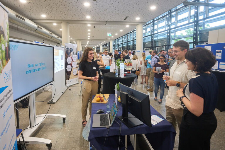 Messe mit Infoständen und vielen Menschen