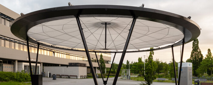 Seilschirm auf dem Vorplatz der Hochschule Koblenz