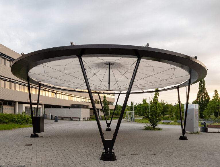 Seilschirm auf dem Vorplatz der Hochschule Koblenz