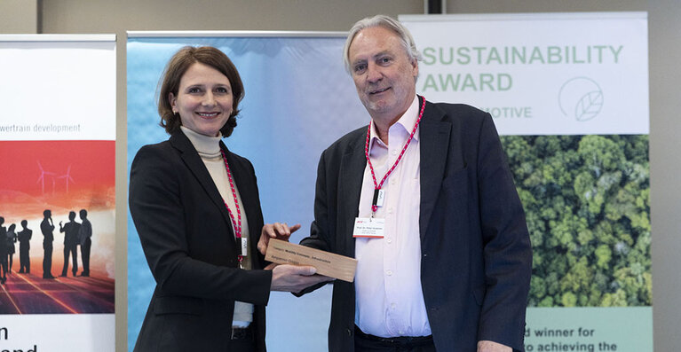 Prof. Dr. Julia Daecke und Prof. Dr. Peter Gutzmer bei der Preisverleihung in Berlin.