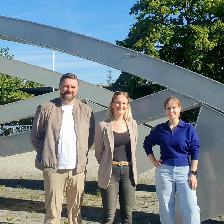 Vor dem Hintergrund der Hochschule Koblenz sind drei ehemalige Studierende zu sehen, die im Rahmen von Fachvorträgen Einblicke in ihre Studienzeit an der Hochschule sowie in ihre anschließenden beruflichen Werdegänge geben. Als Vertreterinnen und Vertreter aus Industrie und Wirtschaft berichten sie über ihre Erfahrungen während des Studiums, ihre beruflichen Entwicklungen und die vielfältigen Möglichkeiten, die sich nach dem Abschluss eröffnet haben.