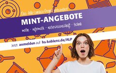 Eine junge Frau zeigt mit offen Augen und offenen Mund auf die URL hs-koblenz.de/ALP. Im Hintergrund das Werbeplakat für Mint-Angebote der Hochschule