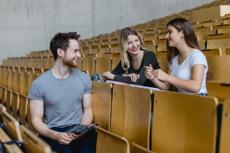 Drei Studierende im Hörsaal