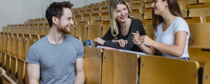 Drei Studierende im Hörsaal