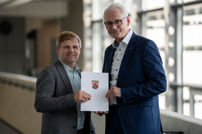Professor mit Ernennungsurkunde und Präsident der Hochschule Koblenz