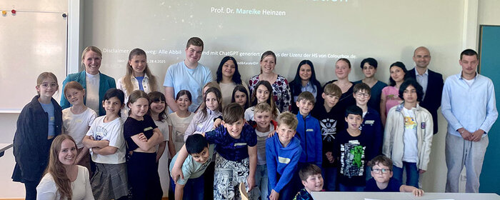 Gruppenfoto Klasse 3a der Aloisius-Grundschule Ahrweiler mit Prof. Mareike Heinzen und Manou van Dijk