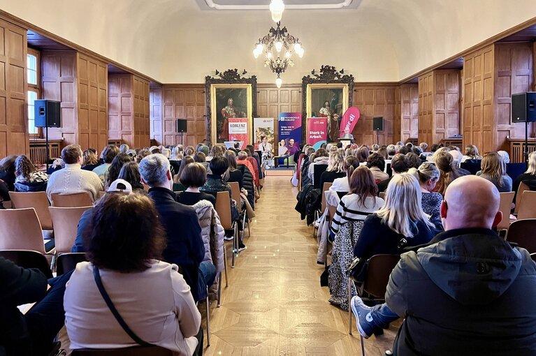 Teilnehmende im Veranstaltungssaal von hinten
