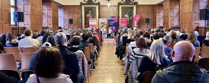 Teilnehmende im Veranstaltungssaal von hinten