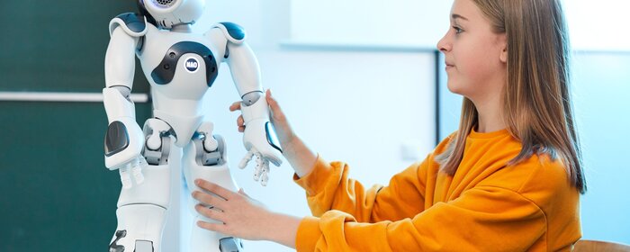 Mädchen mit Roboterhund