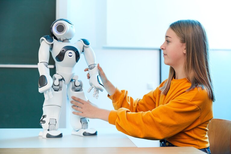 Mädchen mit Roboterhund