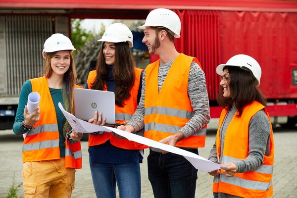 Gruppe mit Helm und Plan