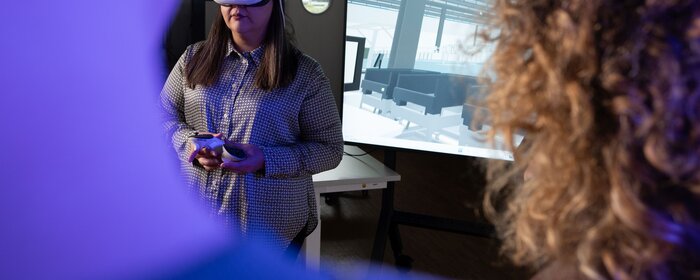 Eine Studierende mit VR Brille