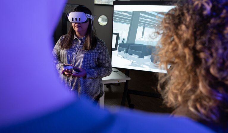 Eine Studierende mit VR Brille