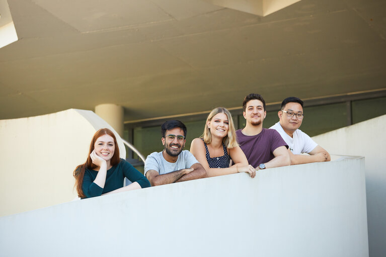 Fünf Personen stehen am Treppenaufgang hinter einer Brüstung.